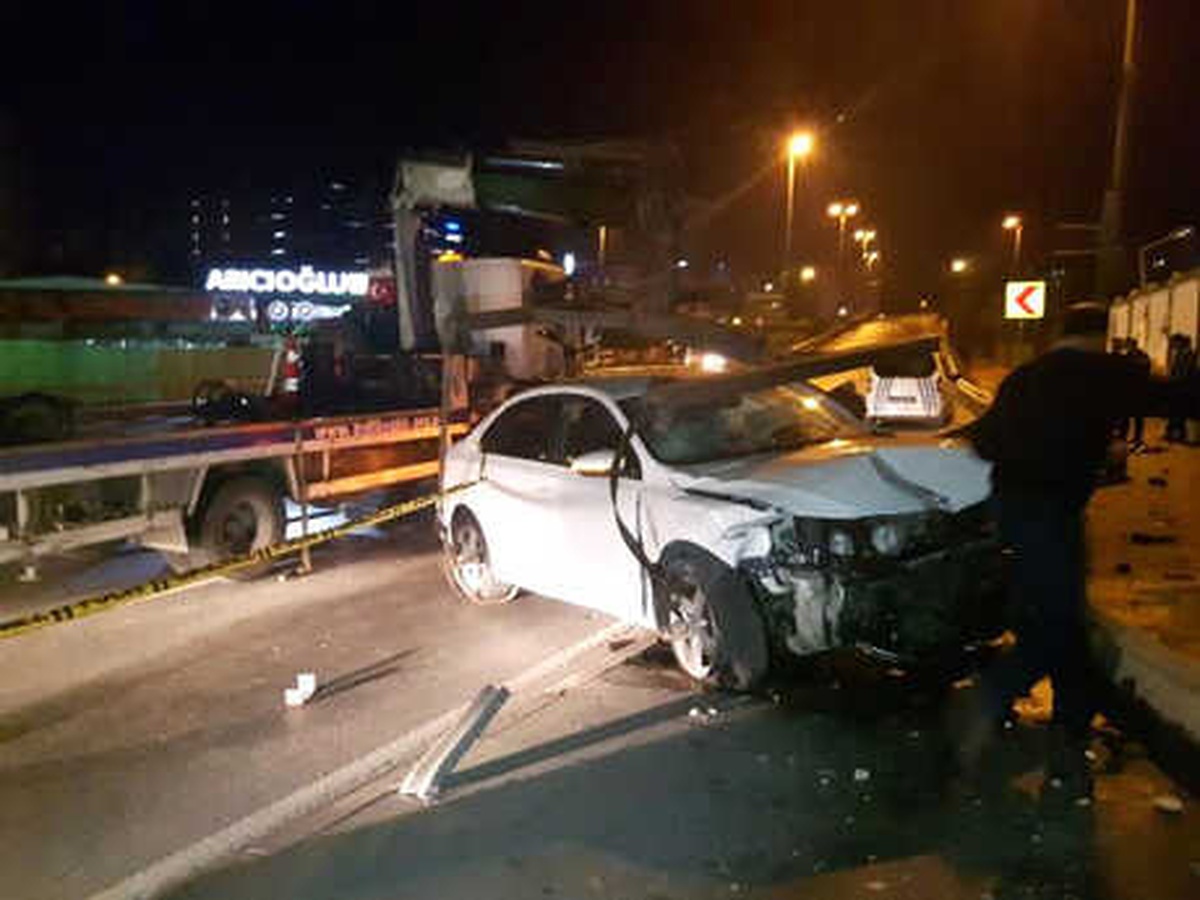 Kaza Yapan Araç Sürücüsü Otomobili Olay Yerinde Bırakıp Kaçtı
