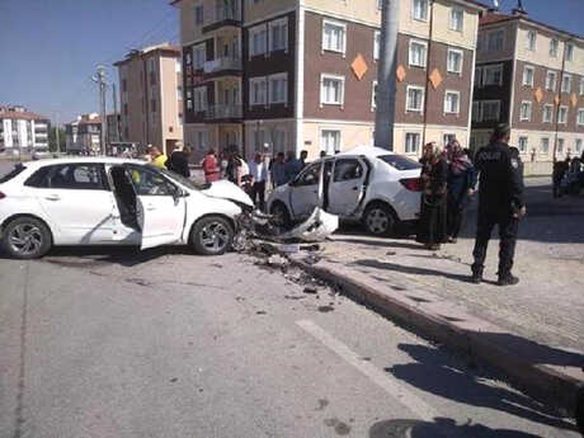 Kazada Savrulan Otomobilin Kaldırımda Çarptığı 2 Çocuk Yaralandı