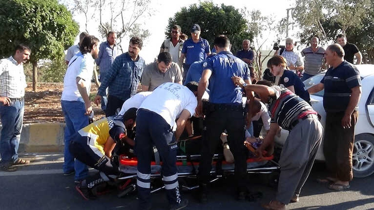 Kilis\'te 2 Otomobili Çarpıştı: 12 Suriyeli Yaralı