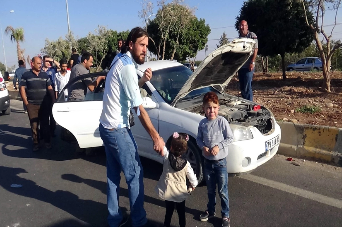 Kilis\'te 2 Otomobili Çarpıştı: 12 Suriyeli Yaralı