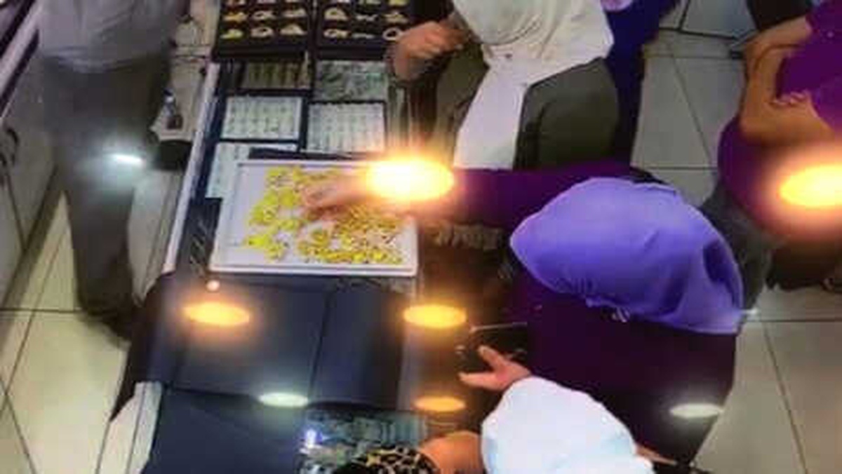 Kuyumcudan Altın Çalan 3 Kadın, Güvenlik Kamerasından Yakalandı