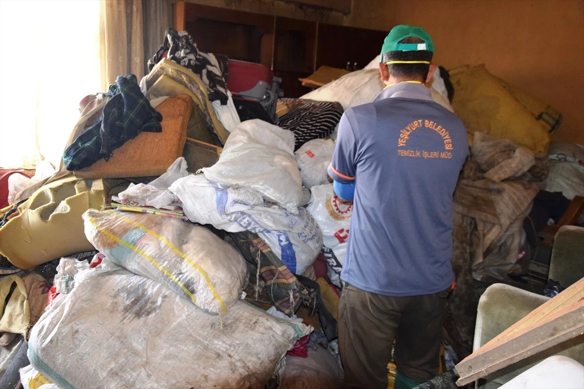 Malatya\'da Bir Evden 4 Kamyon Çöp Çıktı