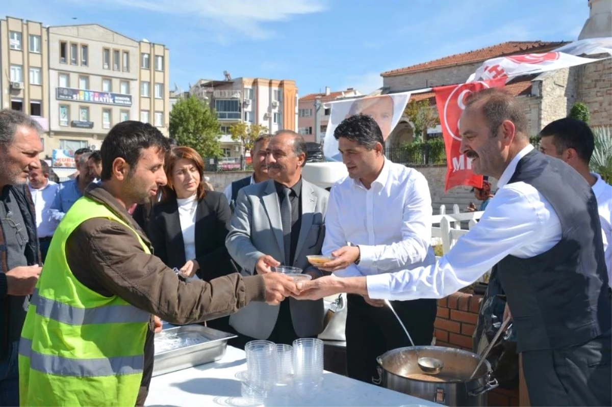 MHP Aliağa\'dan Vatandaşlara Aşure İkramı