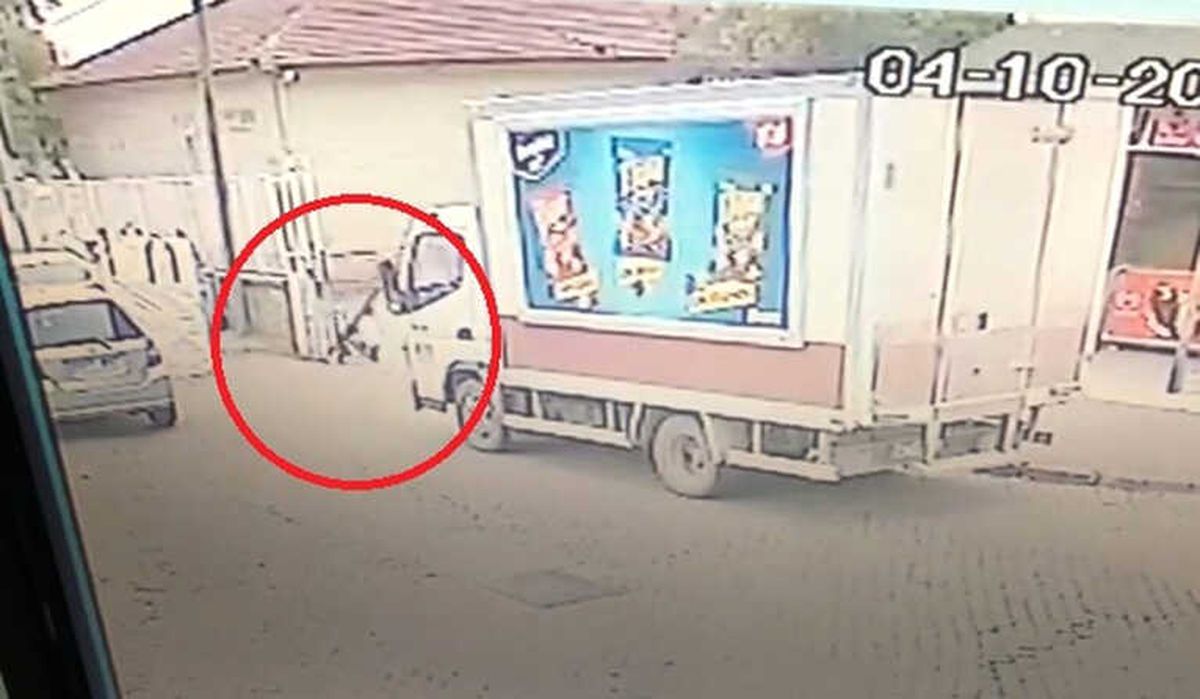 Okul Bahçesinde Üzerine Demir Kapı Devrilen Öğrenci Ağır Yaralandı