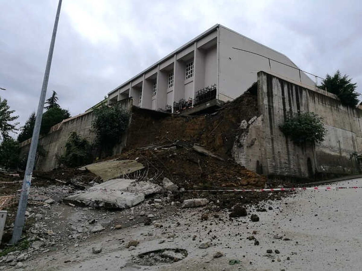 Ordu\'da Lisenin İstinat Duvarı Çöktü