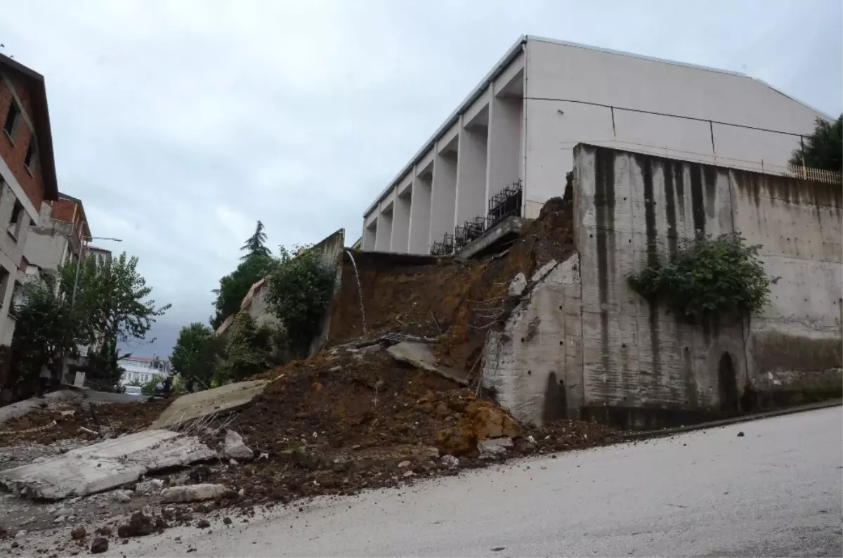 Ordu\'da Okulun İstinat Duvarının Çökmesi