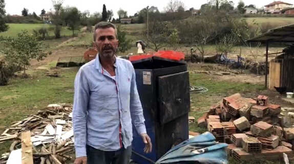 3 Ton Odun ve 1 Ton Kömürü Sele Kapılan Vatandaş Yardım İstedi
