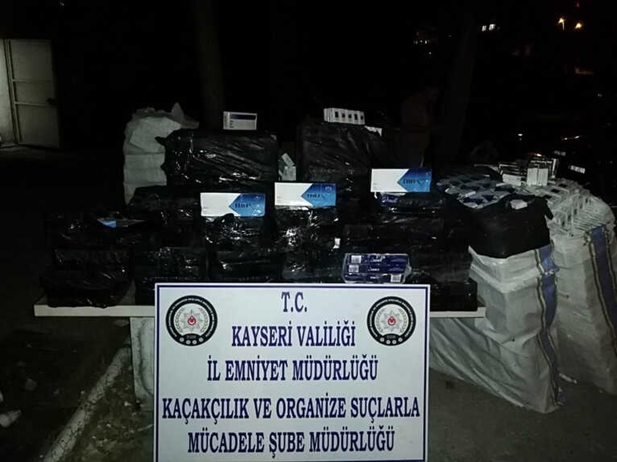 Pkk/kck Terör Örgütünün Propagandasını Yapan Şahıs 20 Bin Paket Kaçak Sigara ile Yakalandı