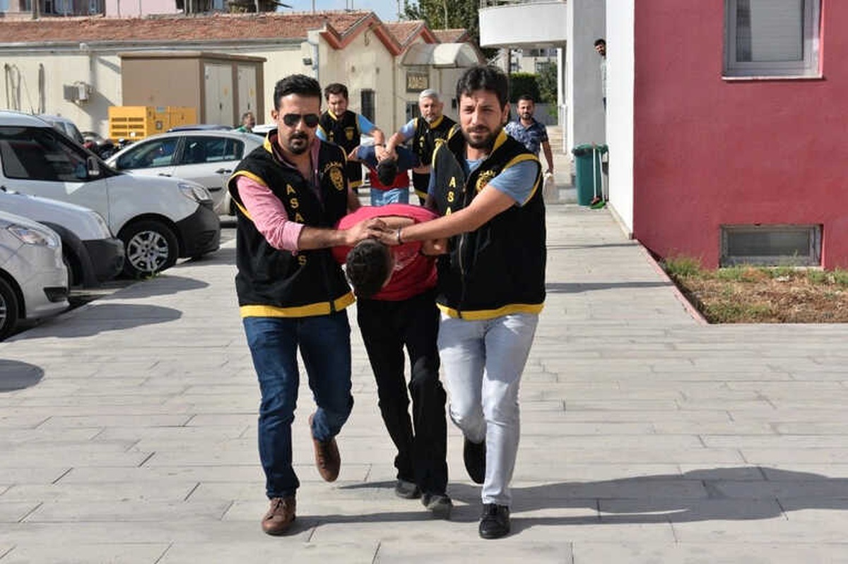 Polisin Kadın Kılığına Girip Yakaladığı Kapkaççılar Tutuklandı