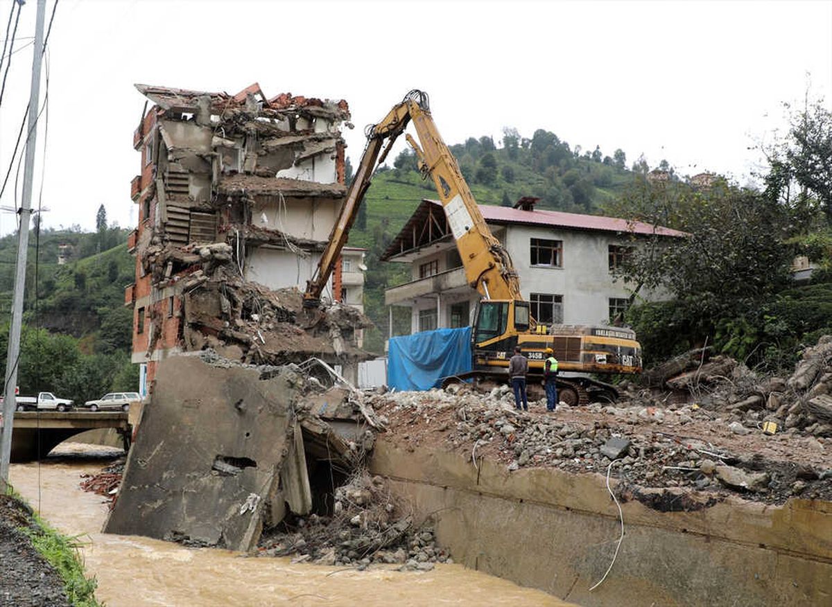Rize\'deki 7 Katlı Binanın Yıkımı Tamamlandı