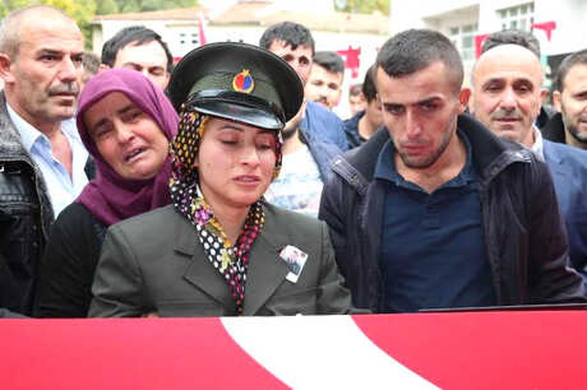 Şehit Nişanlısını Askeri Üniformasıyla Uğurladı