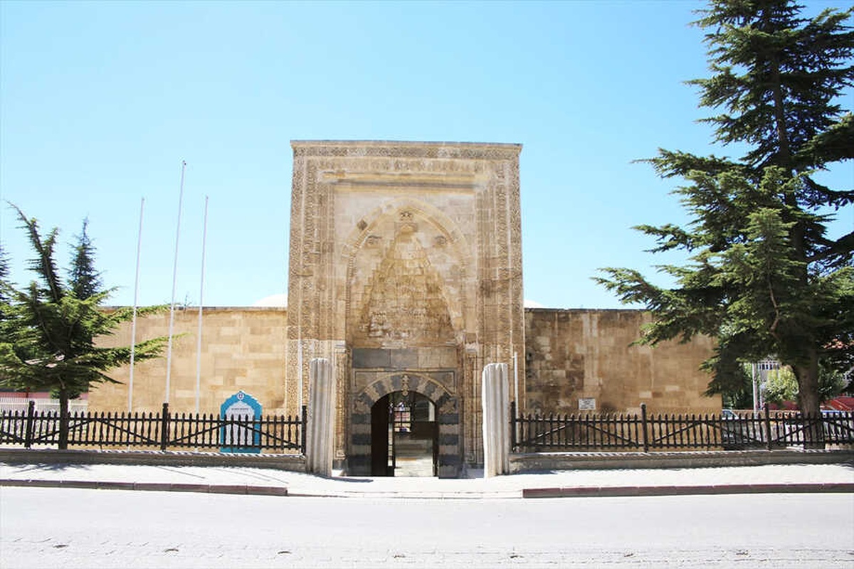 Tarihi Medrese Millet Kıraathanesi Oluyor
