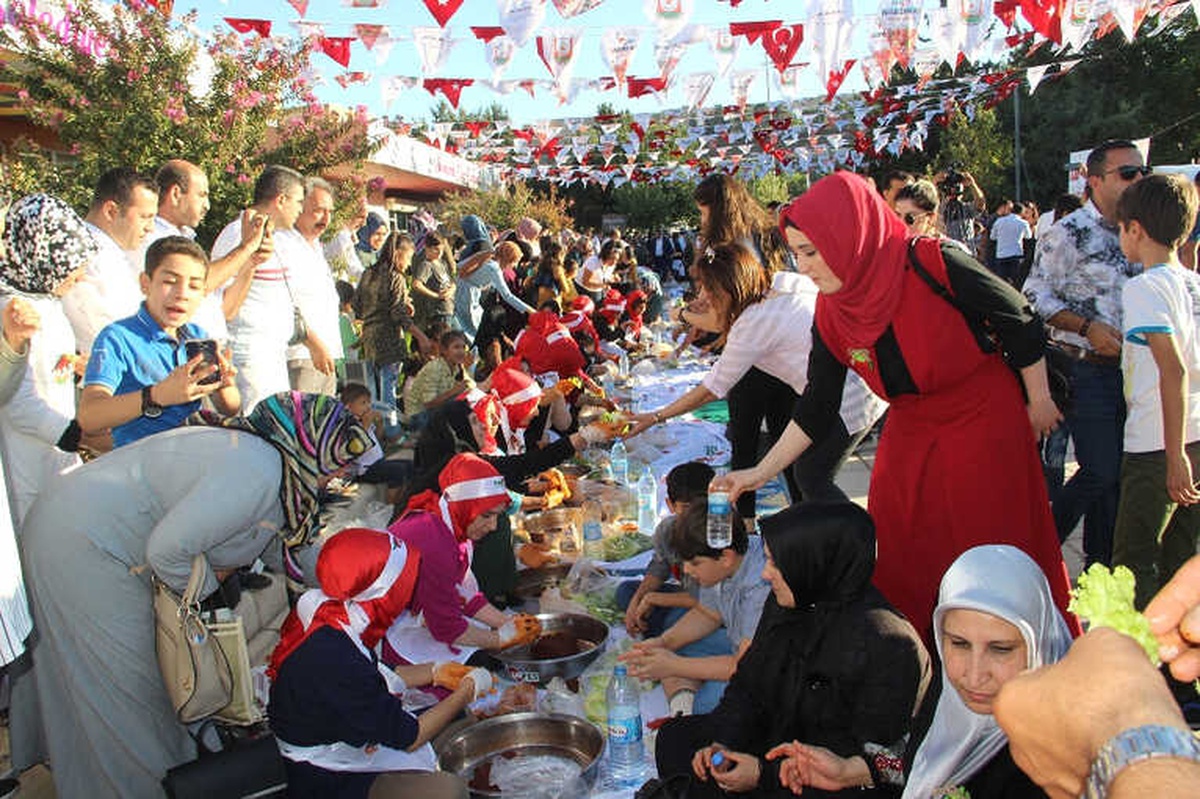 300 Kişi Aynı Anda Çiğköfte Yoğurdu