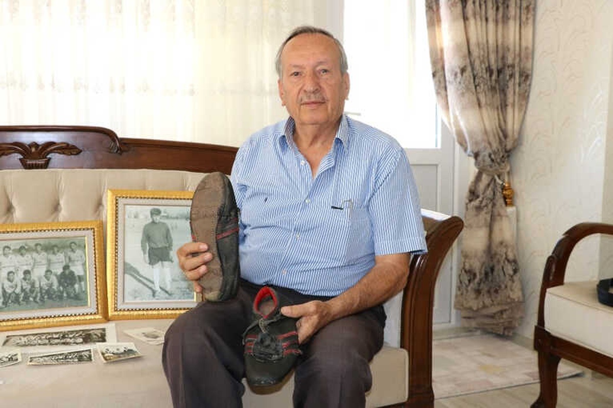 50 Yıllık Futbol Ayakkabısını Saklıyor