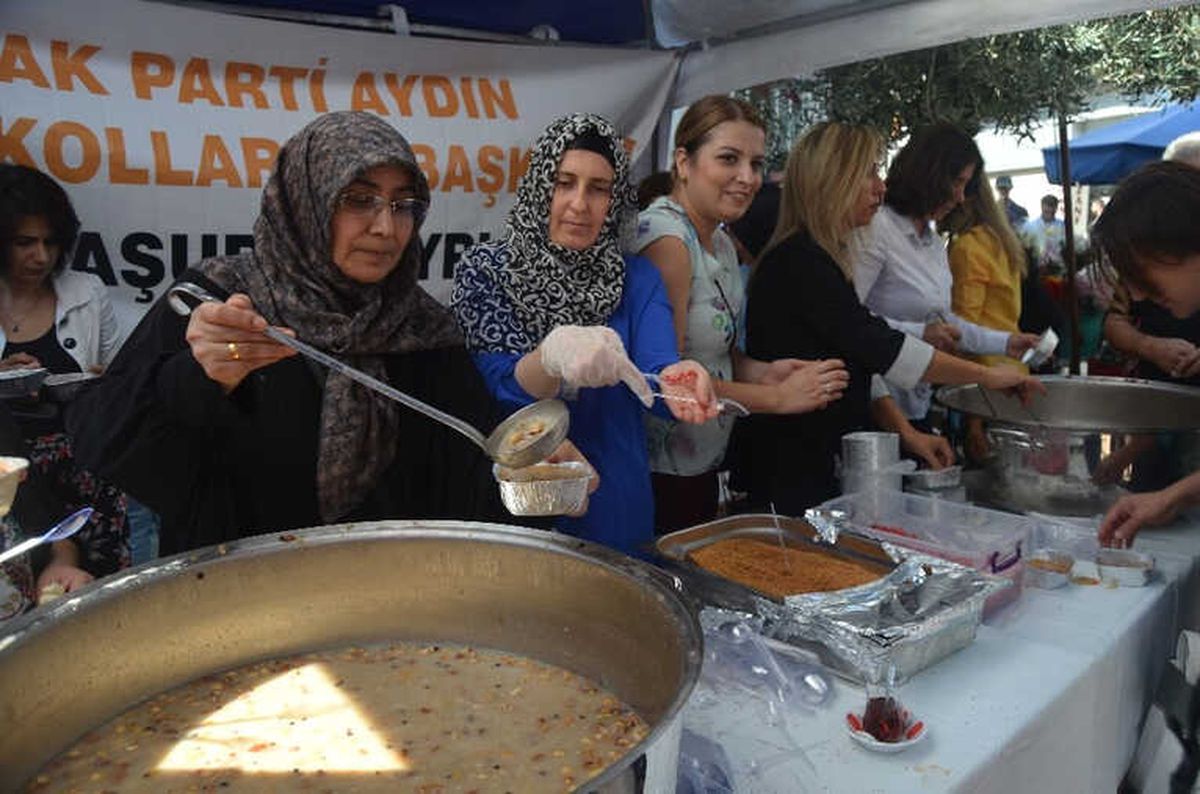 AK Parti\'li Kadınlardan 2 Bin Kişilik Aşure Hayrı