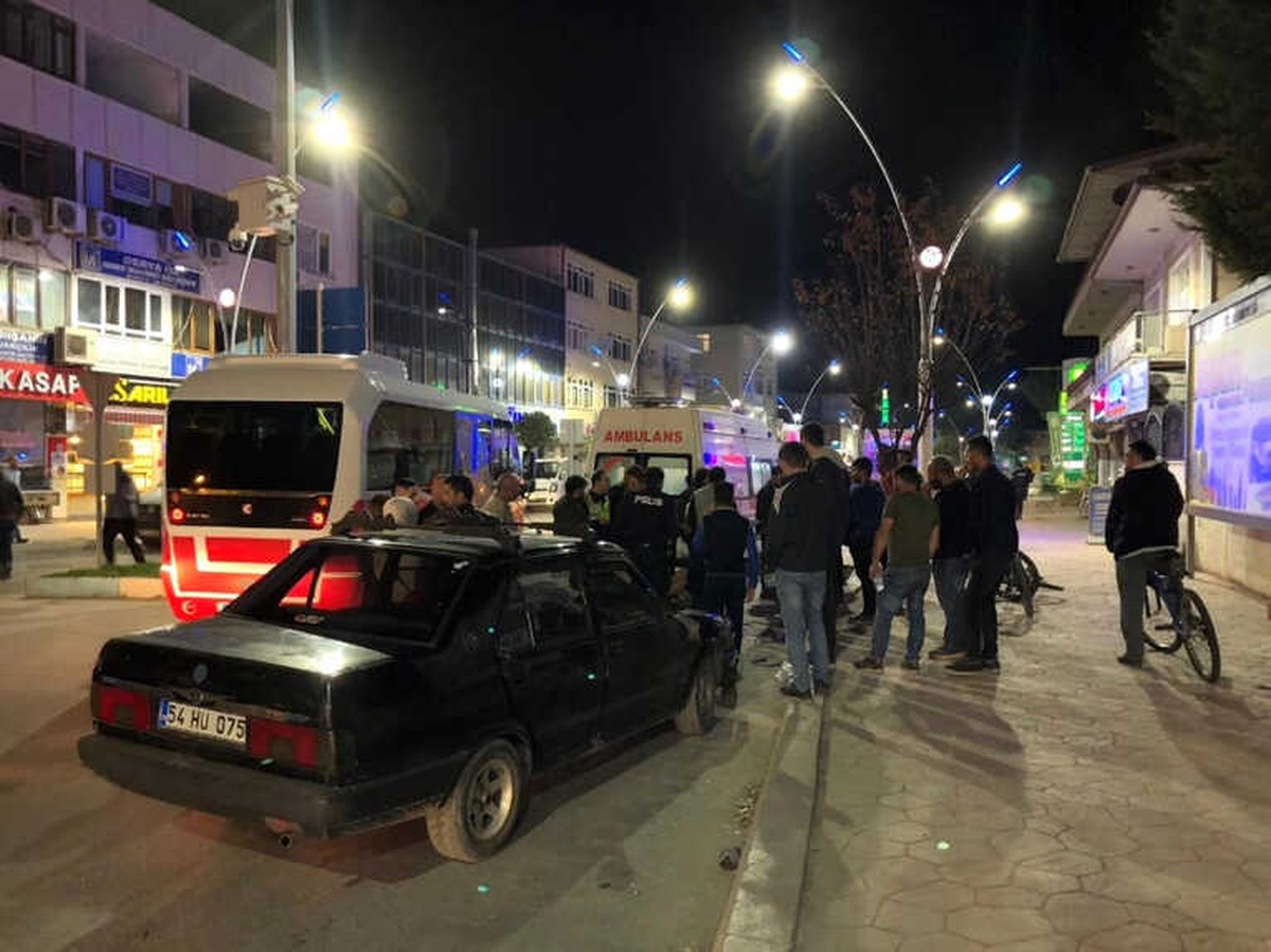 Akyazı\'da Otomobile Çarpan Motosikletteki 2 Kişi Yaralandı