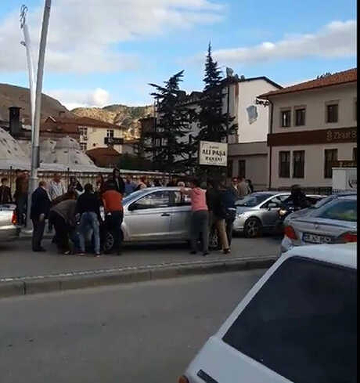 Arızalanan Otomobili El Birliğiyle Kaldırıp Yolu Açtılar