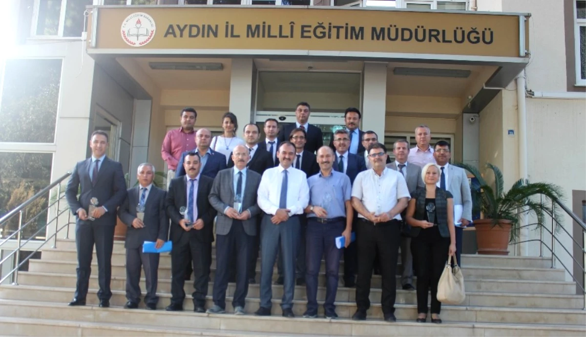 Aydın\'da Başarılı Okulların Müdürleri Ödüllendirildi