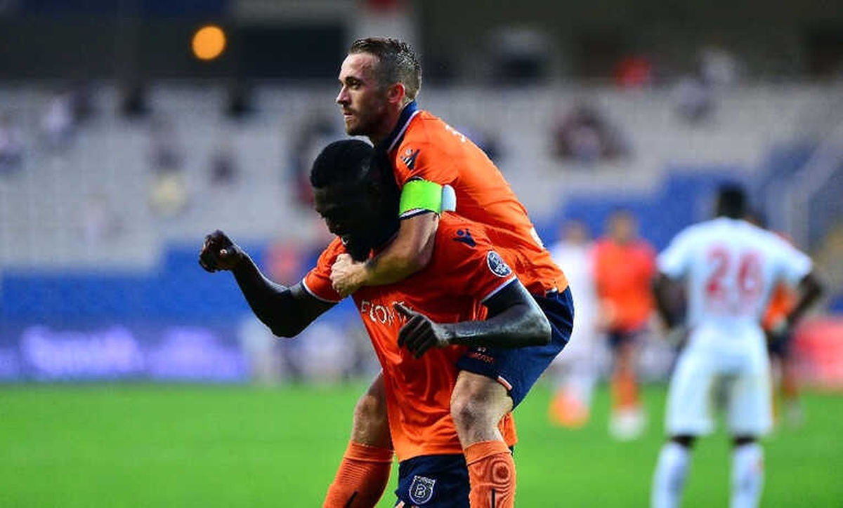 Başakşehir\'in Forvetleri Fenerbahçe\'ye Yaklaştı
