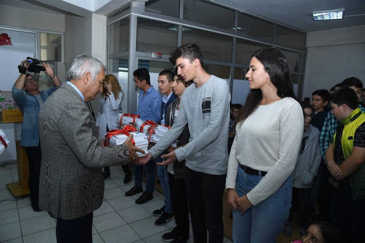Başkan Günaydın, Öğrencilere Kitap Dağıttı