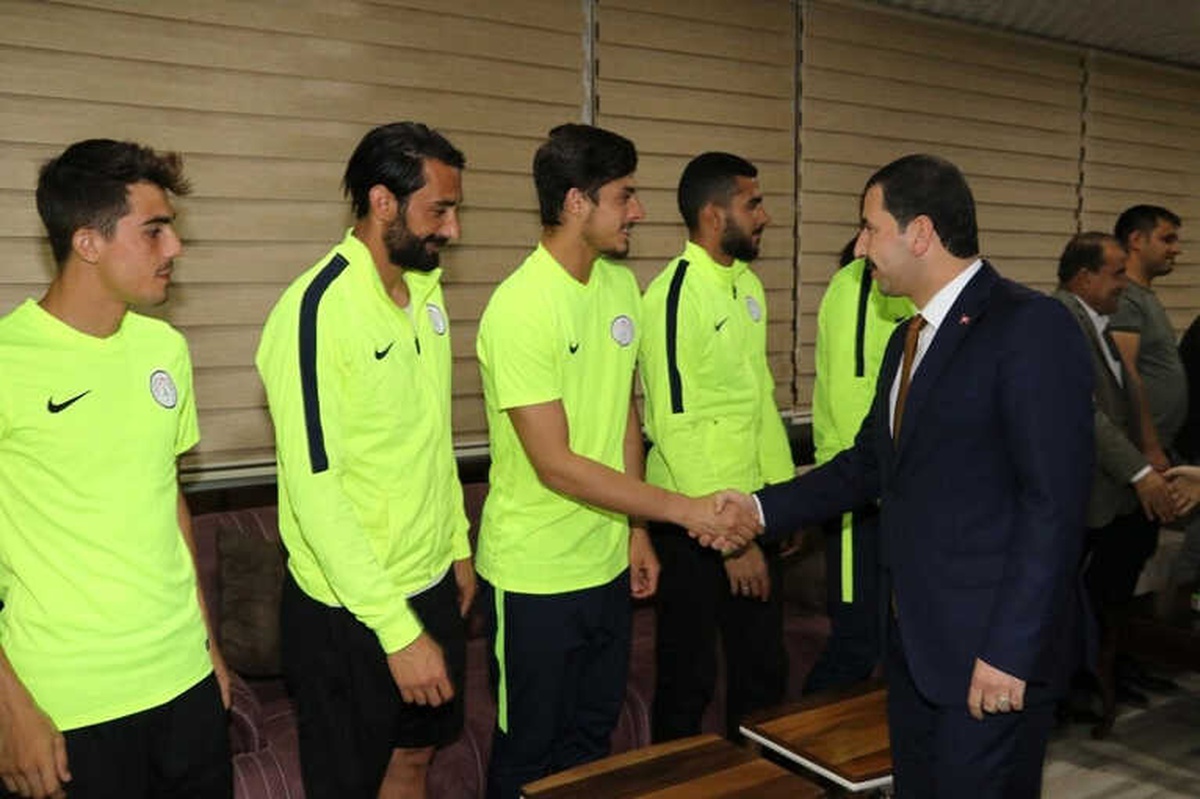 Baydilli\'den Karaköprü Belediyespor\'a Moral Ziyareti