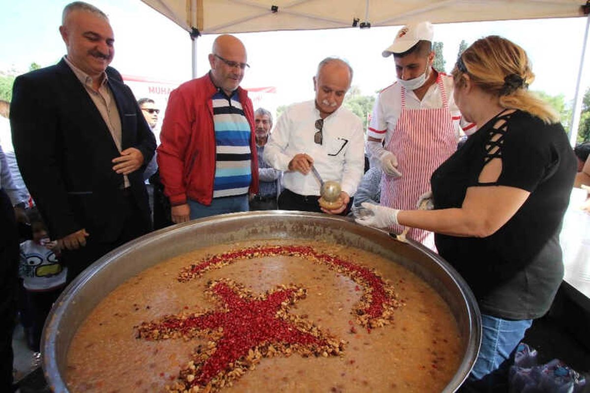Bayraklı\'da 15 Bin Kişilik Aşure