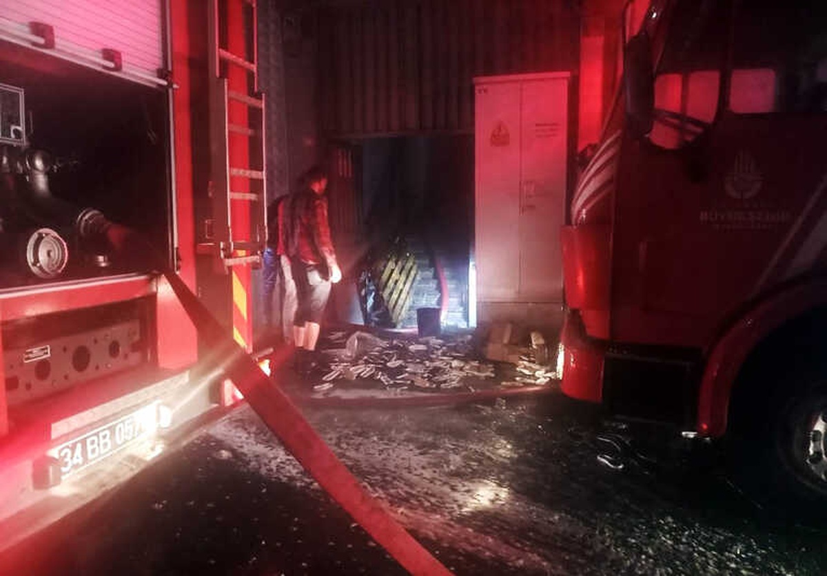 Bayrampaşa\'da Plastik Fabrikasında Korkutan Yangın