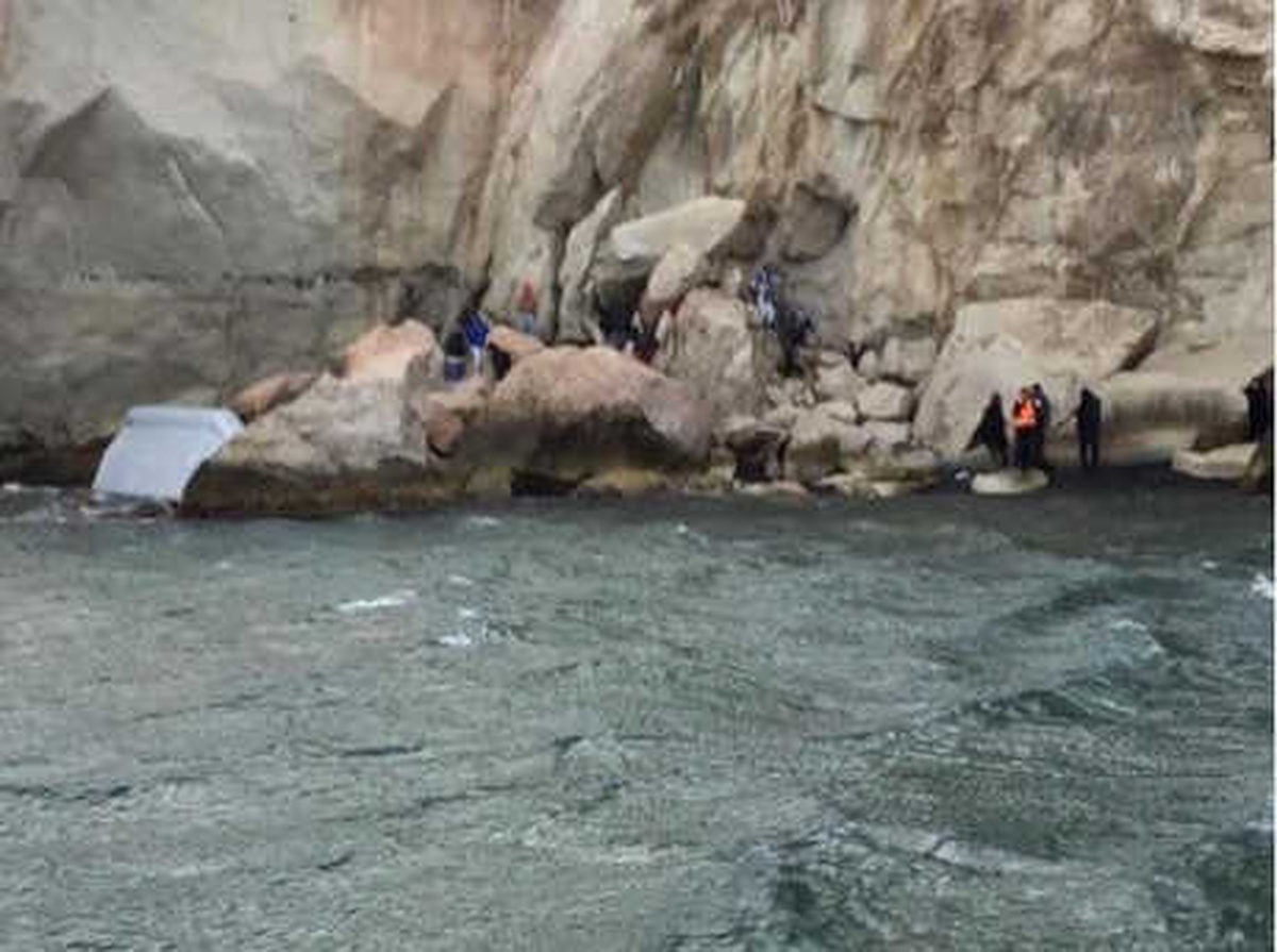 Botları Kayalıklara Çarpan 46 Kaçak Göçmen Kurtarıldı