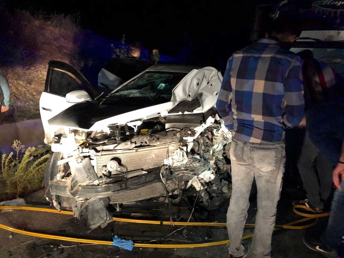 Bursa\'da İki Otomobil Çarpıştı: 1 Ölü, 5 Yaralı