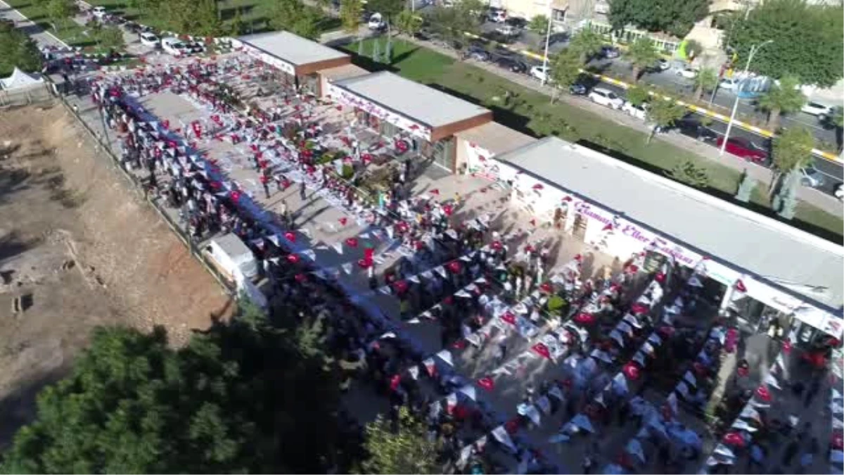 Çiğköfte Yarışmasında Renkli Görüntüler... 300 Kişi Aynı Anda Çiğköfte Yoğurdu