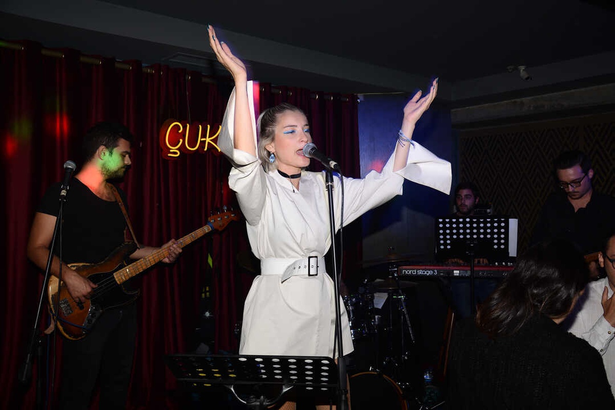 Çukur Club\'ta Güliz Ayla Korosu