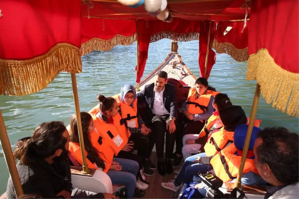 Denizi Olmayan Tokat\'ta Çocukların Kayık Keyfi