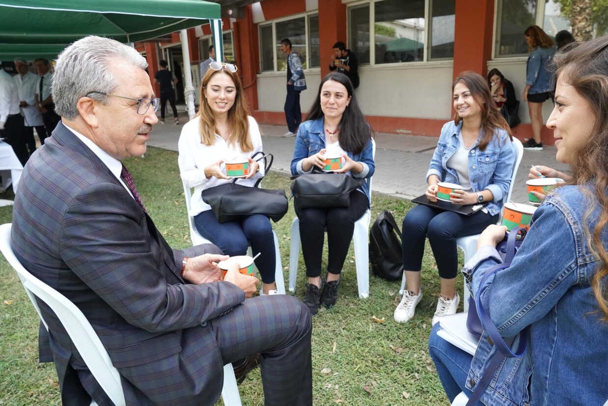 Ege Üniversitesi\'nden Öğrencilere "Aşure" İkramı