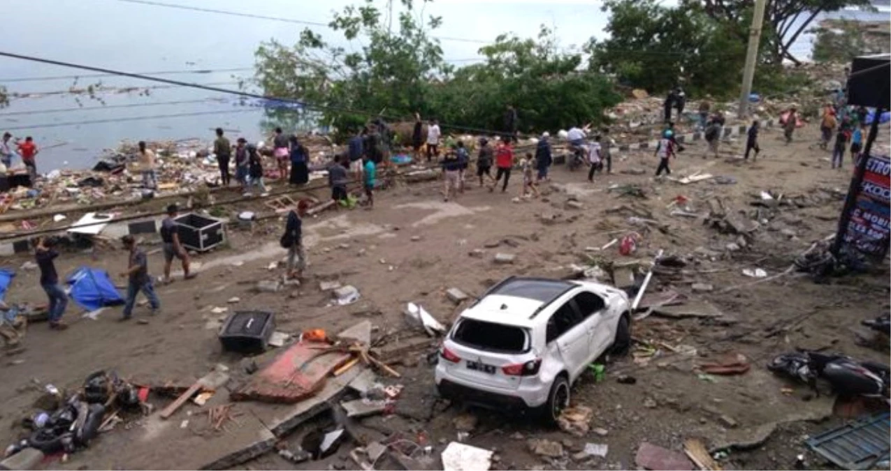 Endonezya\'da, Tsunaminin Ardından Sahile Cesetler Vurmaya Başladı