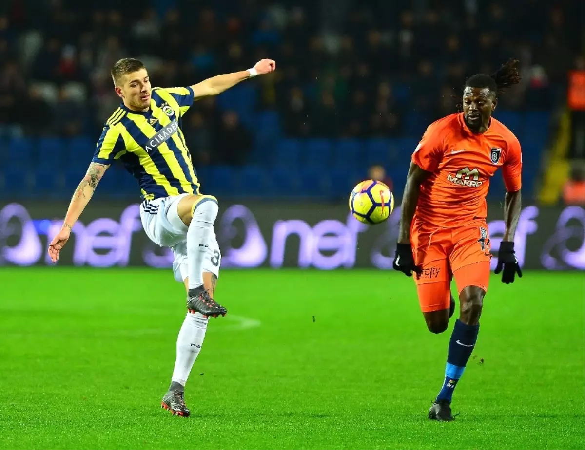 Fenerbahçe, Evinde Başakşehir\'e Karşı Kazanıyor