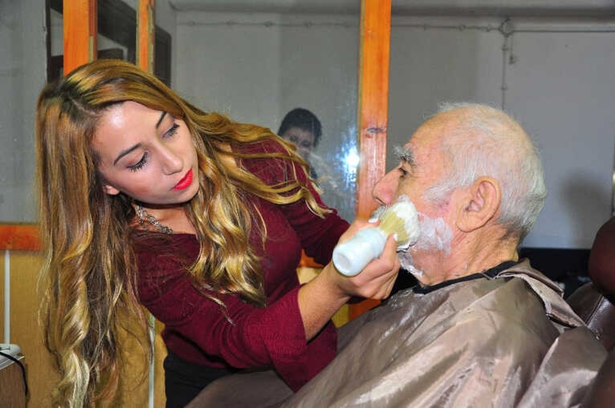 Gönüllü Kuaförlerden Yaşlılara Saç ve Cilt Bakımı