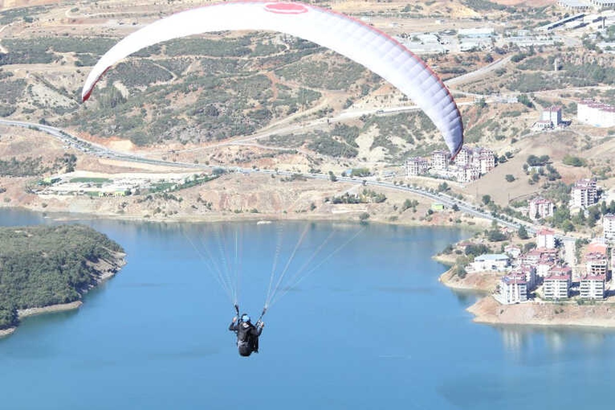 Huzurun Geldiği Tunceli\'de Yamaç Paraşütü Akrobasi Şampiyonası