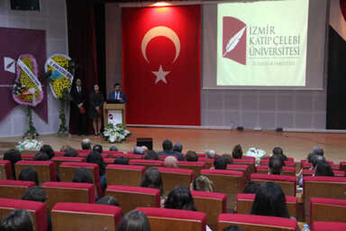 İKÇÜ Eczacılıkta İlk Ders Heyecanı