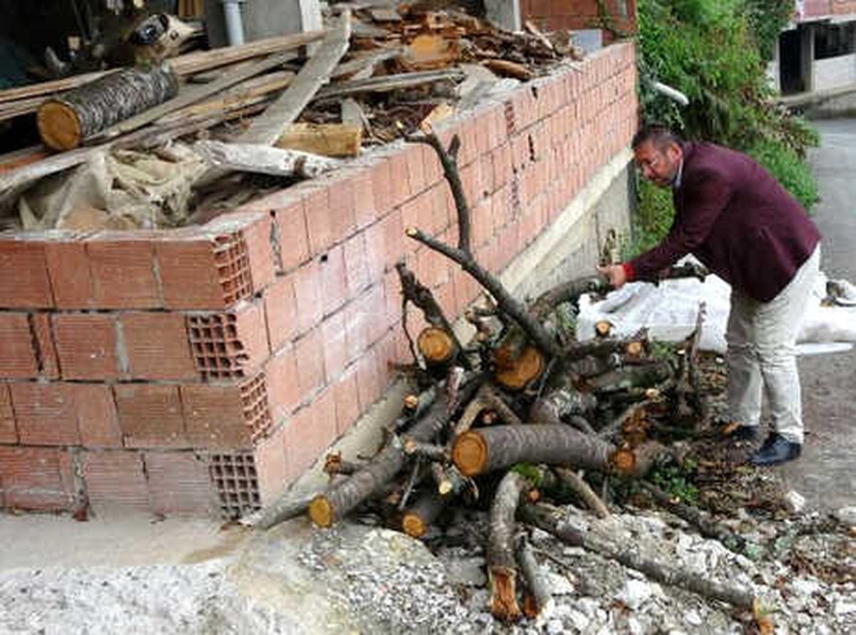 Kadınların Yük Taşımasının Yasak Olduğu Köyde, İşçi Çalıştırılıyor