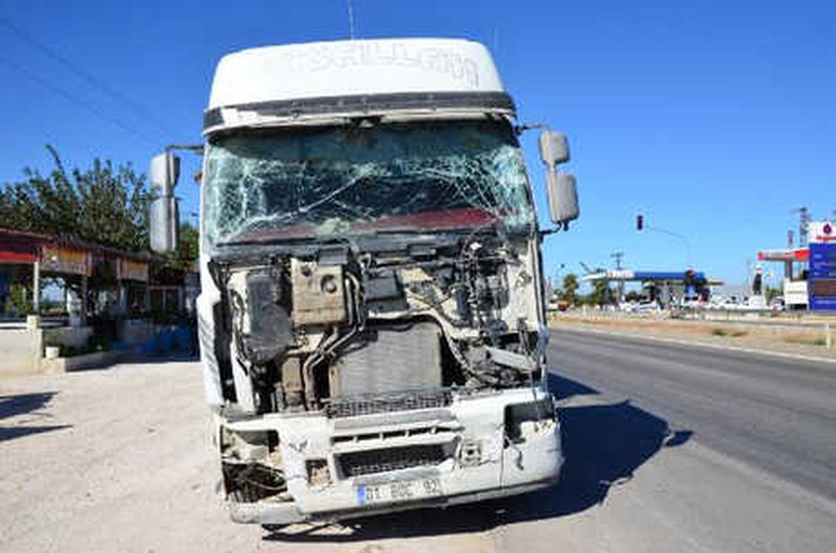 Kamyon ile İşçi Servisi Çarpıştı: 8 Yaralı