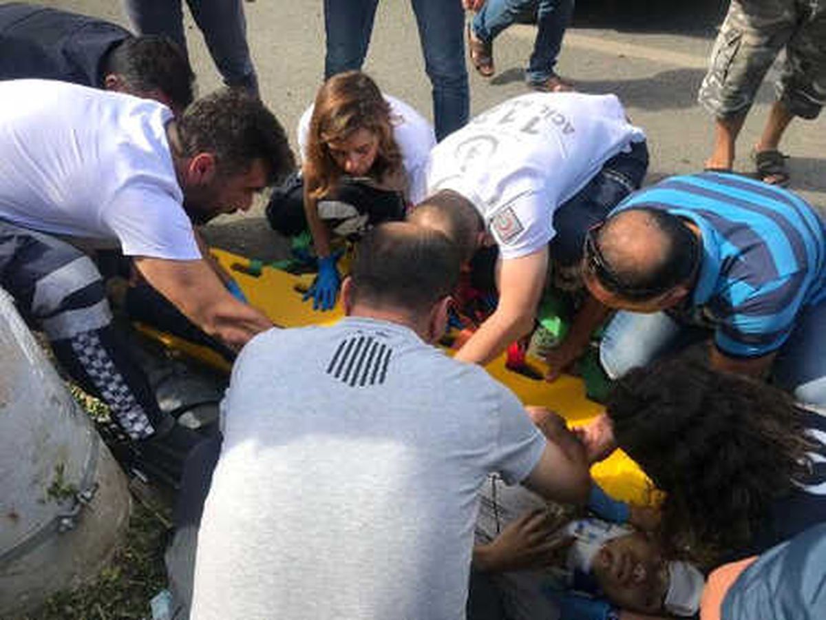 Kamyonetle Çarpışan Motosikletteki Kasksız 2 Kişi Yaralandı
