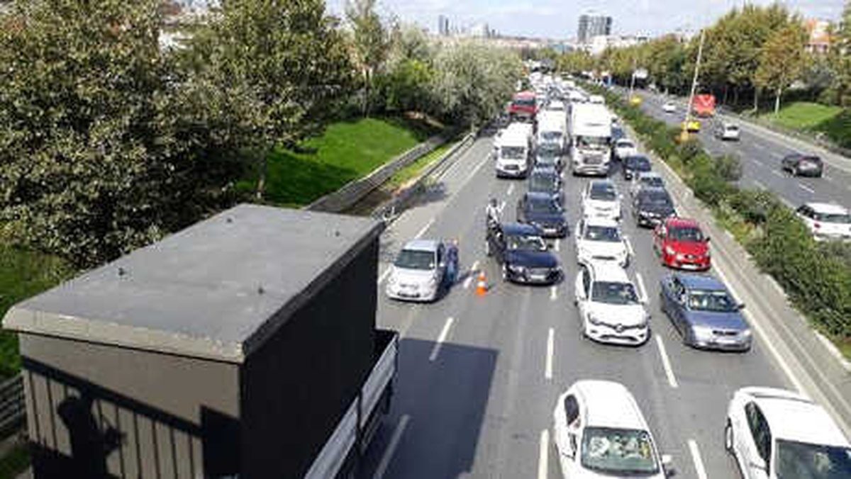 Köprü Altına Sıkışan Tır Trafiğe Neden Oldu