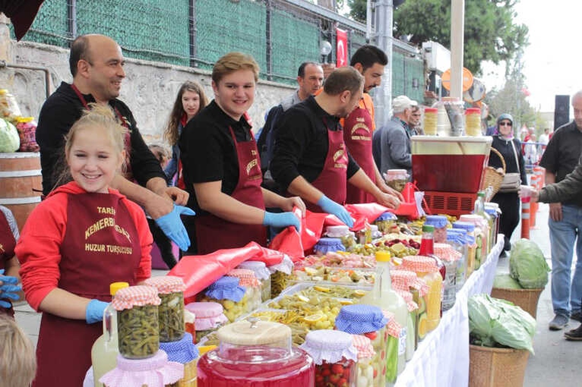 Kur Artışına Tepki İçin "Dolar ve Euro" Turşusu Yaptılar