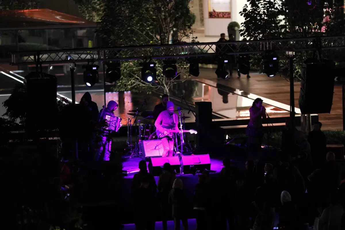 Luxus İle Zorlu\'da Dans Ve Müzik Bir Arada