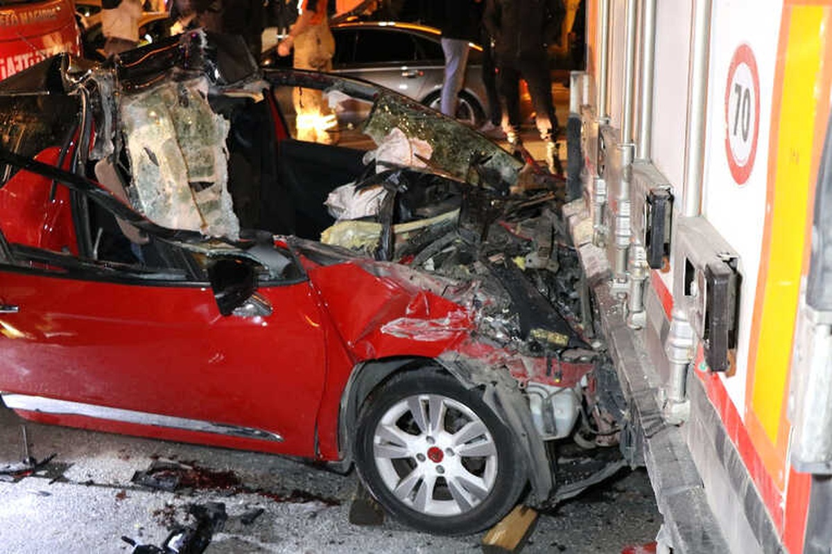 Otomobil Tır\'ın Altına Girdi: 1 Ölü 2 Yaralı