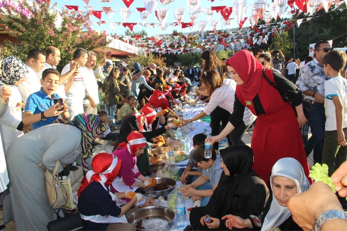 Şanlıurfa\'da 300 Kişi Aynı Anda Çiğköfte Yoğurdu