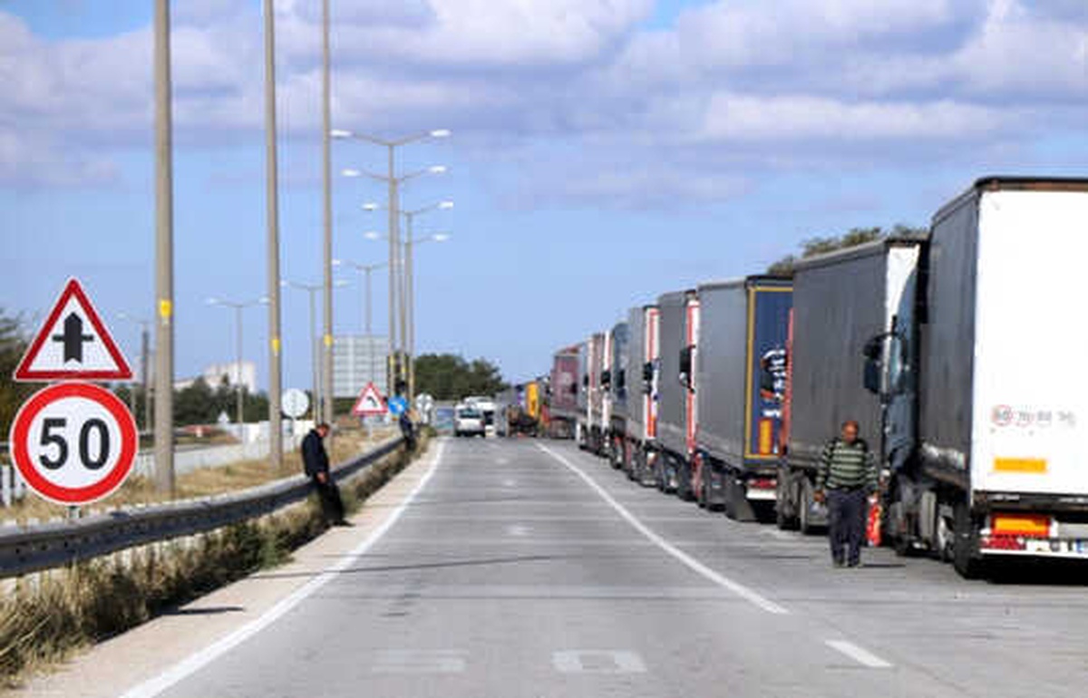 Sınır Kapılarında 2 Km Tır Kuyruğu
