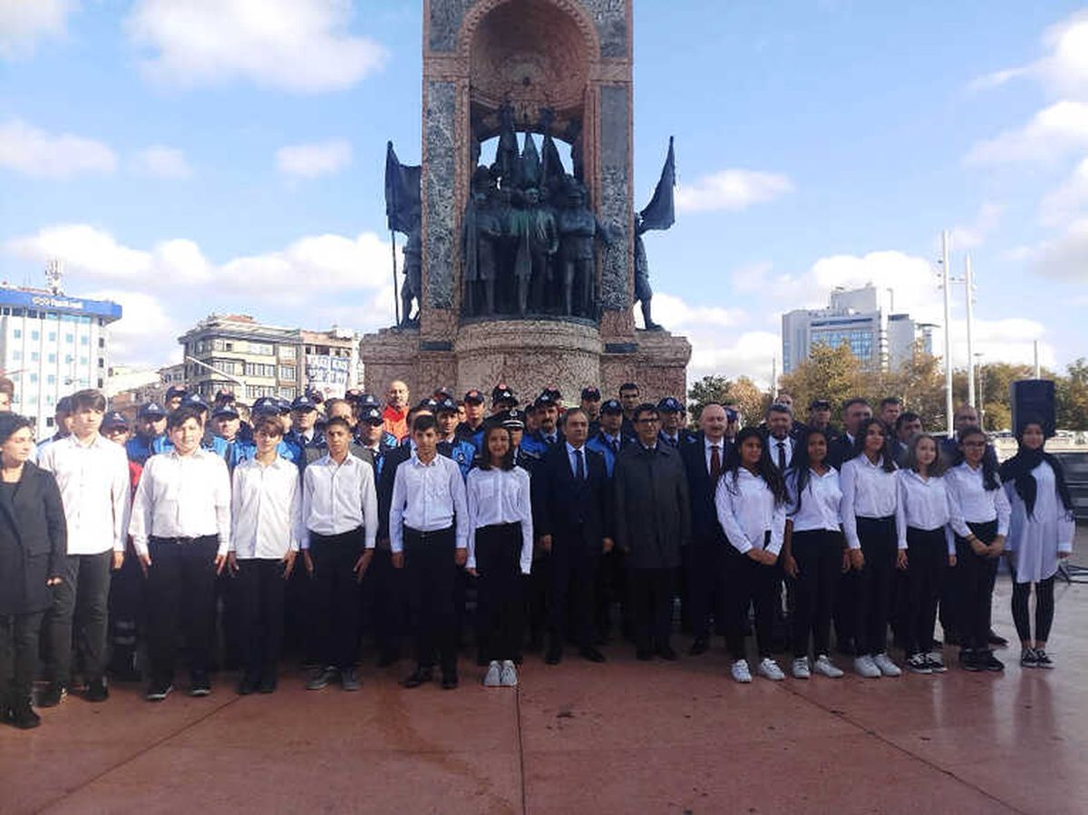 Taksim\'de İstanbul\'un Kurtuluşu Töreni