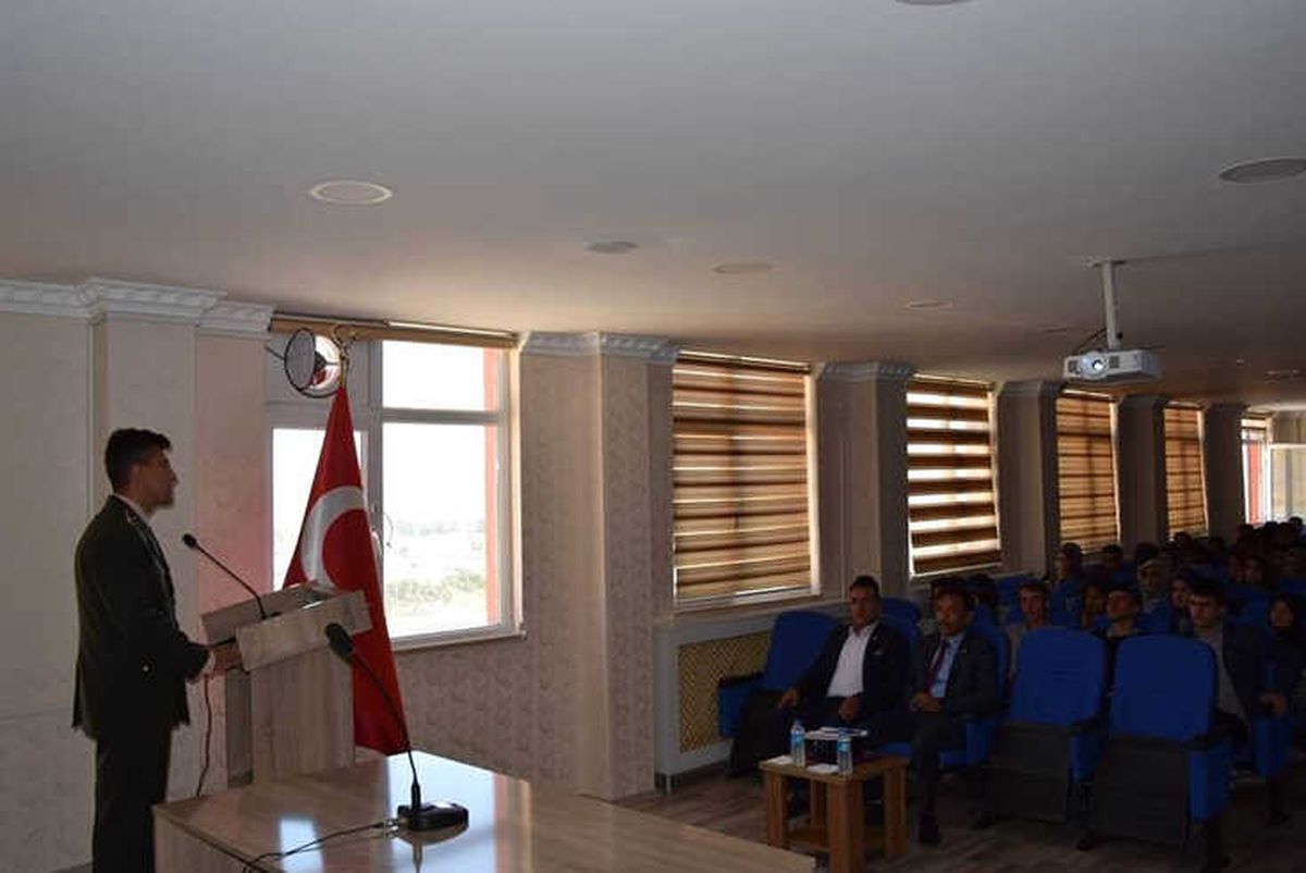 Tatvan\'da Lise Öğrencilerine Yönelik "Şehit ve Gazilik" Konulu Konferans