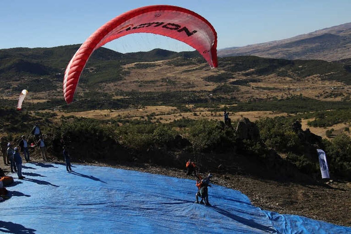 Tunceli\'de Yamaç Paraşütçüleri Heyecan Yaşattı